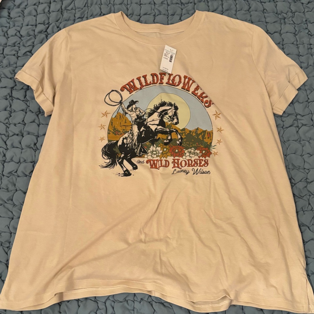 NWT Maurices Beige Wildflowers and Wildhorses Shirt-Lainey Wilson